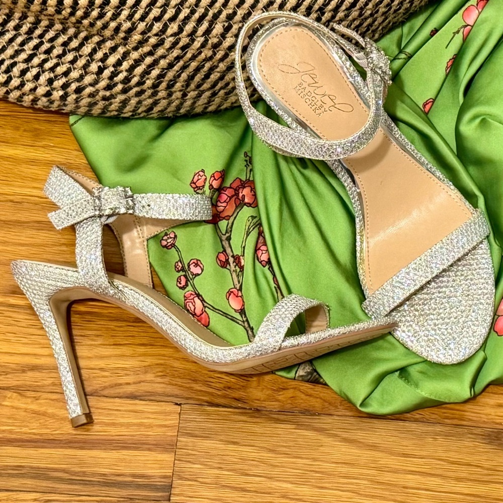 NWOB Crystal Rhinestone Buckles on Strappy Silver Glitter Heel Sandal Pump